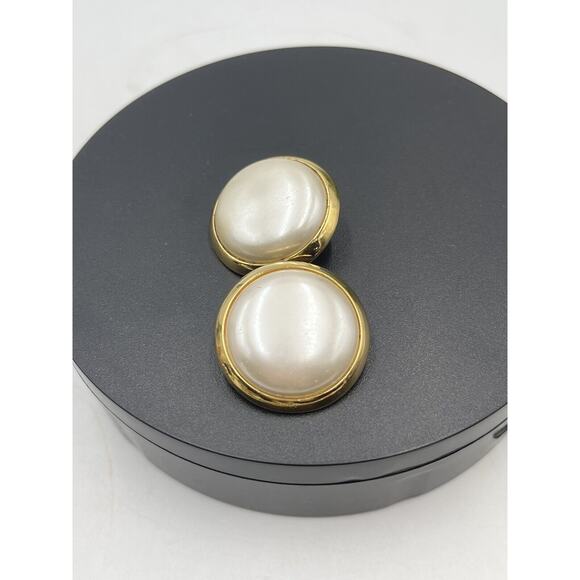 RICHELIEU Vintage Large Dome Off White Faux Pearl Gold Tone Clip On Earrings‎ - Picture 2 of 13